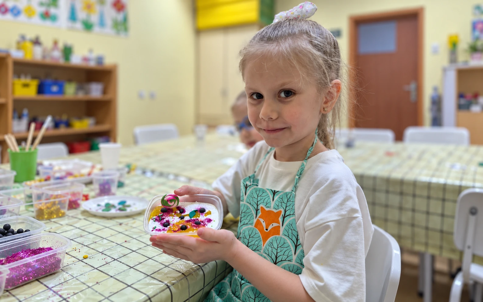 Девочка показывает готовую работу