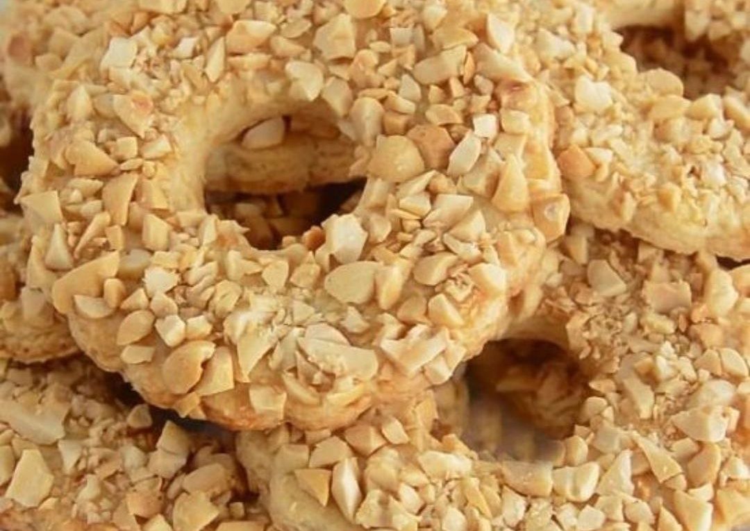 Печенье посыпанное орехами. Пирожное песочное кольцо с орехами. Песочные кольца с арахисом. Песочный Коржик с арахисом. Песочное кольцо с орехами.